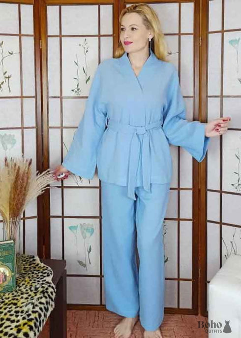Conjunto de pijama bohemio de Emily Cotton en azul y azul marino.